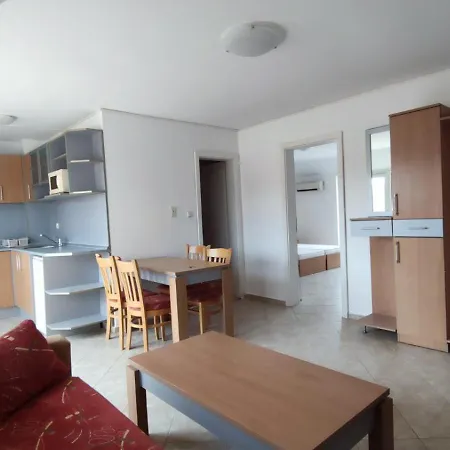 Apartment уютен с паркинг и басейн